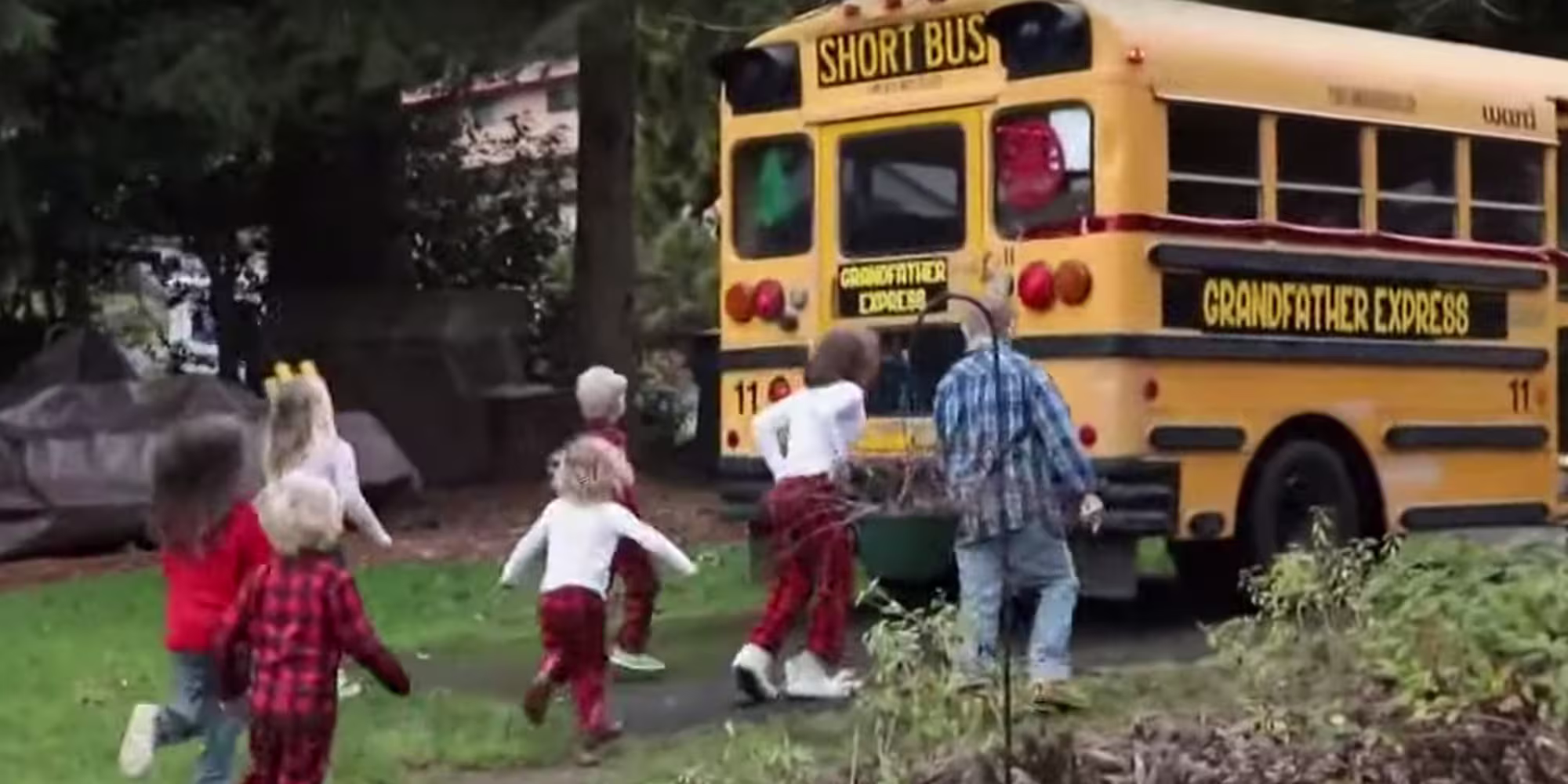He Just Wanted to Help His Grandkids Get to School — You Won’t Believe What He Did Next 6 Doug Hayes with his grandchildren on board the Grandfather Express school bus